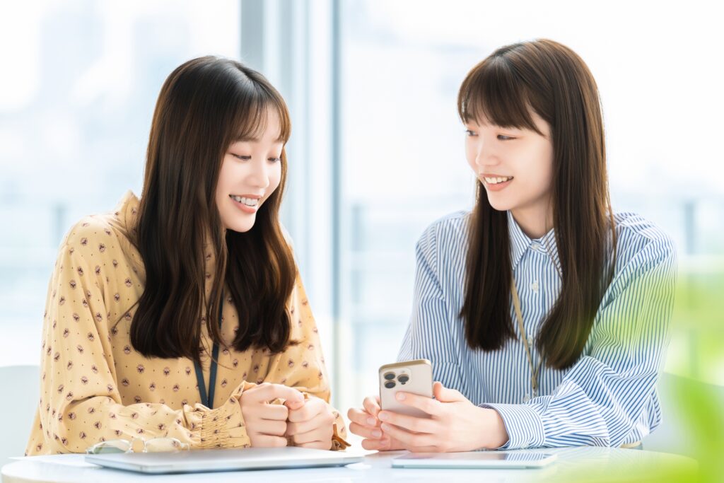 SNSを使い始めたい初心者の女性のイラスト